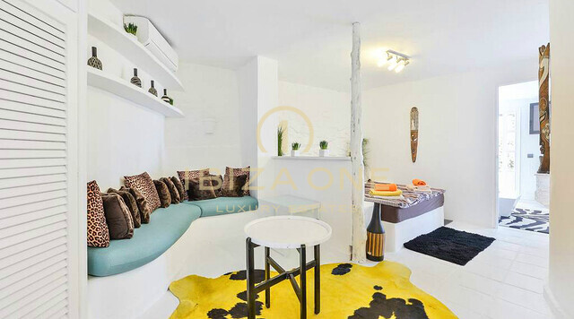 Spacieuse villa de luxe avec vue sur la mer et panorama sur Dalt Vila, à louer à long terme à Can Furnet, Ibiza - ce manoir de luxe est à vendre.