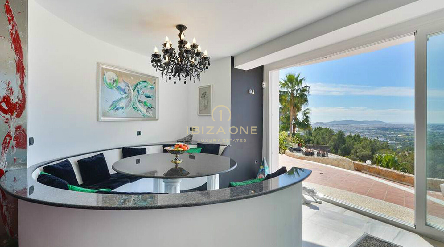 Spacieuse villa de luxe avec vue sur la mer et panorama sur Dalt Vila, à louer à long terme à Can Furnet, Ibiza - ce manoir de luxe est à vendre.