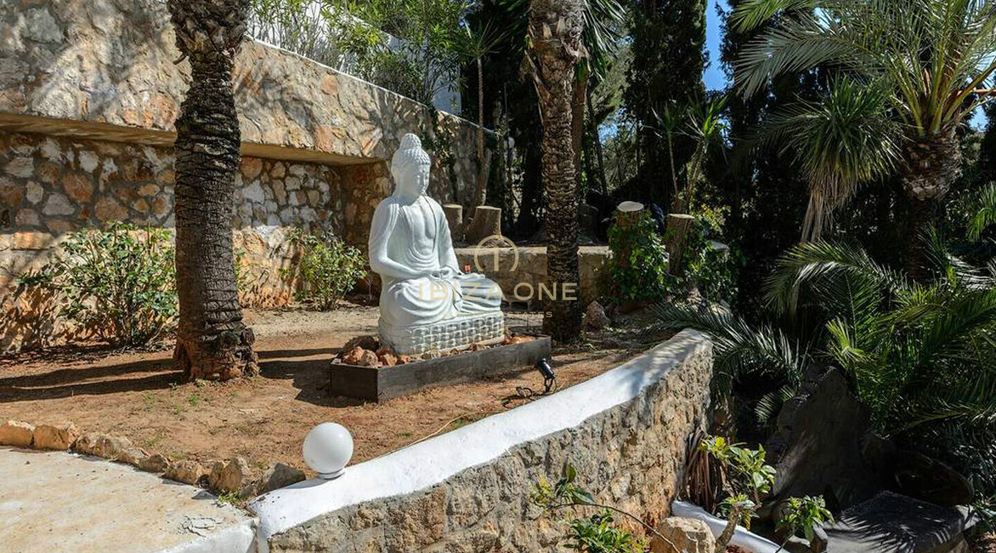 Spacieuse villa de luxe avec vue sur la mer et panorama sur Dalt Vila, à louer à long terme à Can Furnet, Ibiza - ce manoir de luxe est à vendre.