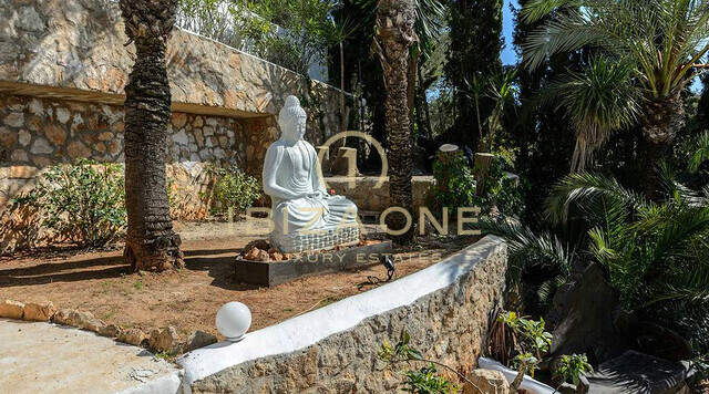 Spacieuse villa de luxe avec vue sur la mer et panorama sur Dalt Vila, à louer à long terme à Can Furnet, Ibiza - ce manoir de luxe est à vendre.