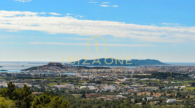 Spacieuse villa de luxe avec vue sur la mer et panorama sur Dalt Vila, à louer à long terme à Can Furnet, Ibiza - ce manoir de luxe est à vendre.