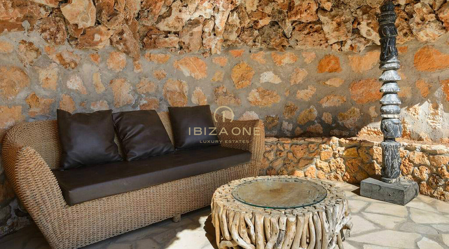 Spacieuse villa de luxe avec vue sur la mer et panorama sur Dalt Vila, à louer à long terme à Can Furnet, Ibiza - ce manoir de luxe est à vendre.