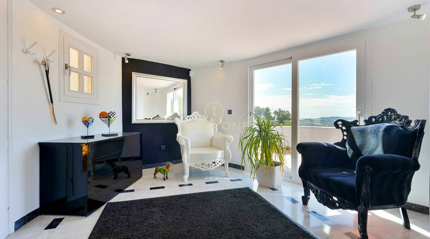 Spacieuse villa de luxe avec vue sur la mer et panorama sur Dalt Vila, à louer à long terme à Can Furnet, Ibiza - ce manoir de luxe est à vendre.