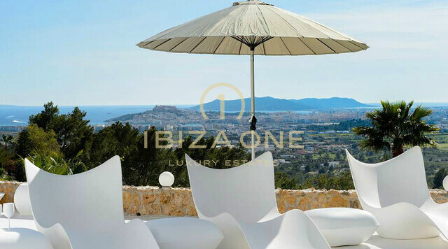 Spacieuse villa de luxe avec vue sur la mer et panorama sur Dalt Vila, à louer à long terme à Can Furnet, Ibiza - ce manoir de luxe est à vendre.