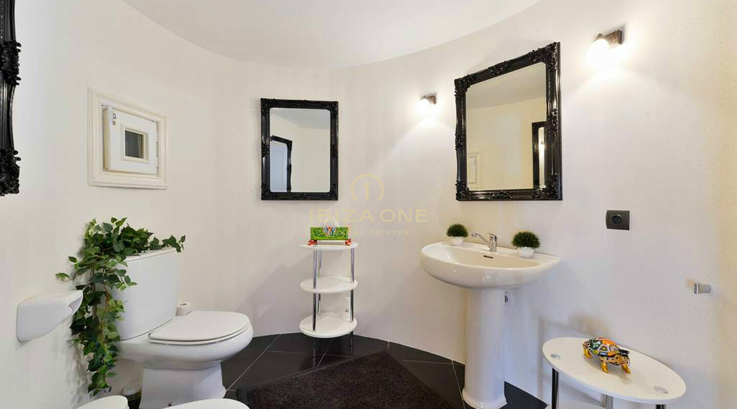Spacieuse villa de luxe avec vue sur la mer et panorama sur Dalt Vila, à louer à long terme à Can Furnet, Ibiza - ce manoir de luxe est à vendre.