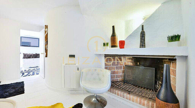 Spacieuse villa de luxe avec vue sur la mer et panorama sur Dalt Vila, à louer à long terme à Can Furnet, Ibiza - ce manoir de luxe est à vendre.