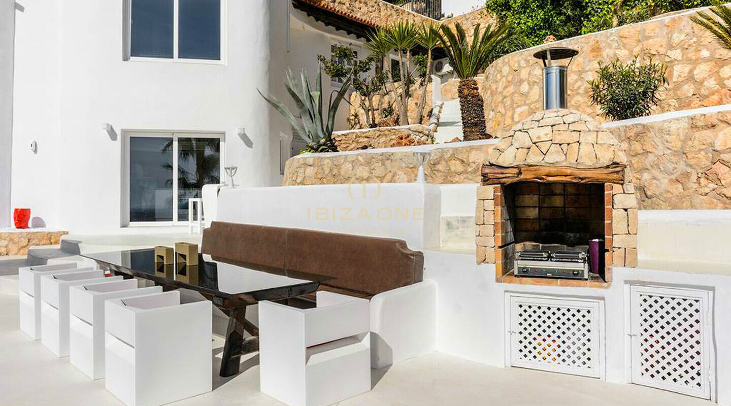 Spacieuse villa de luxe avec vue sur la mer et panorama sur Dalt Vila, à louer à long terme à Can Furnet, Ibiza - ce manoir de luxe est à vendre.