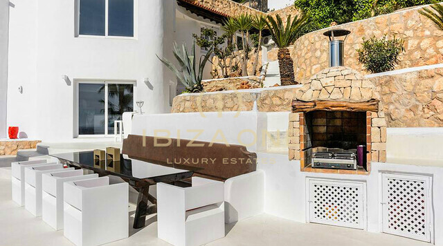 Spacieuse villa de luxe avec vue sur la mer et panorama sur Dalt Vila, à louer à long terme à Can Furnet, Ibiza - ce manoir de luxe est à vendre.