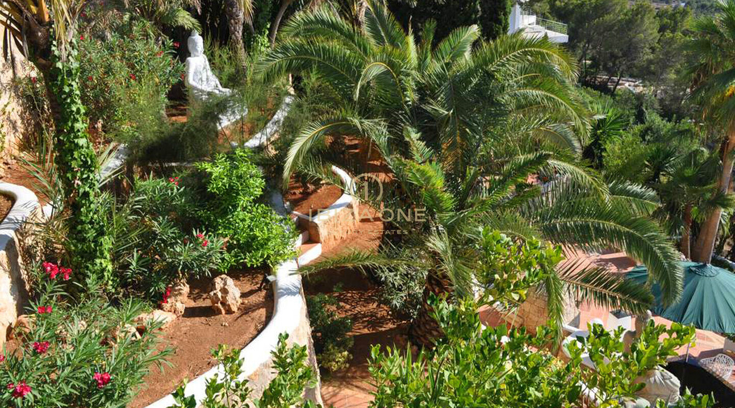 Spacieuse villa de luxe avec vue sur la mer et panorama sur Dalt Vila, à louer à long terme à Can Furnet, Ibiza - ce manoir de luxe est à vendre.