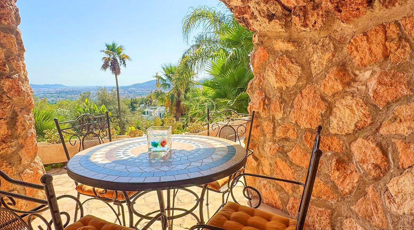 Spacieuse villa de luxe avec vue sur la mer et panorama sur Dalt Vila, à louer à long terme à Can Furnet, Ibiza - ce manoir de luxe est à vendre.
