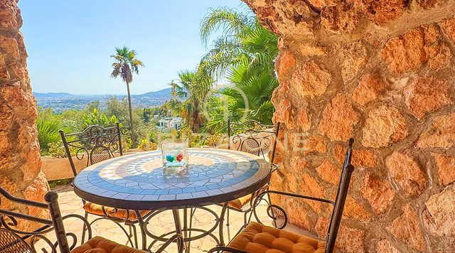 Geräumige Luxusvilla mit Meerblick und Dalt Vila-Panorama zur Langzeitmiete in Can Furnet, Ibiza – diese Luxusvilla steht zum Verkauf