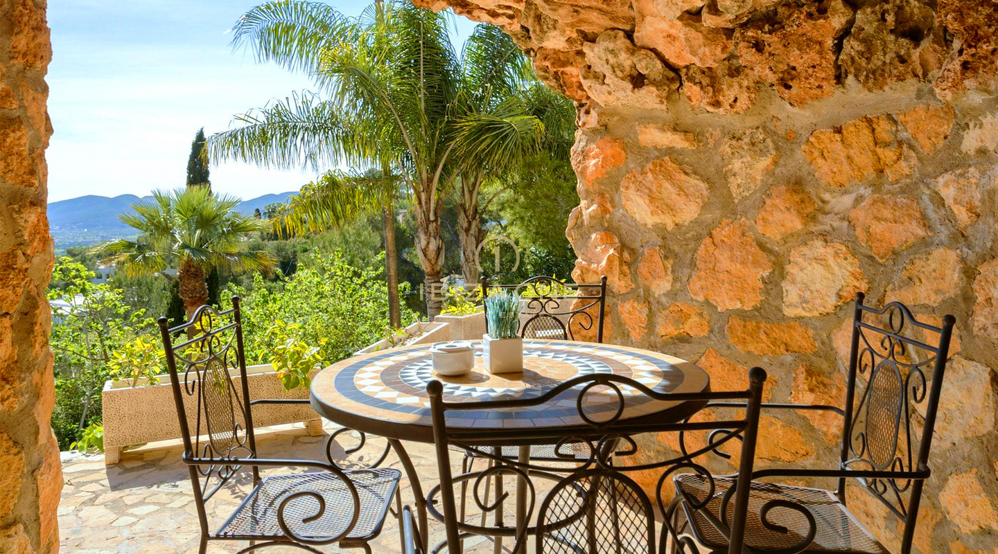 Spacieuse villa de luxe avec vue sur la mer et panorama sur Dalt Vila, à louer à long terme à Can Furnet, Ibiza - ce manoir de luxe est à vendre.