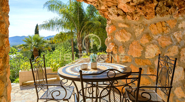 Spacieuse villa de luxe avec vue sur la mer et panorama sur Dalt Vila, à louer à long terme à Can Furnet, Ibiza - ce manoir de luxe est à vendre.