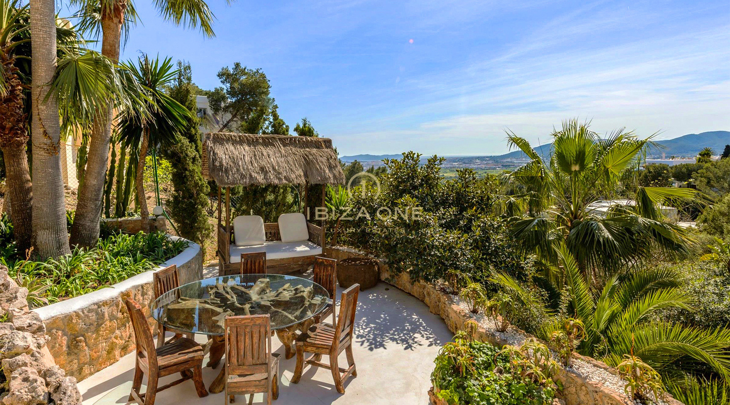 Geräumige Luxusvilla mit Meerblick und Dalt Vila-Panorama zur Langzeitmiete in Can Furnet, Ibiza – diese Luxusvilla steht zum Verkauf