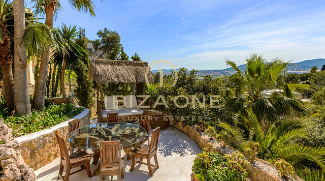 Spacieuse villa de luxe avec vue sur la mer et panorama sur Dalt Vila, à louer à long terme à Can Furnet, Ibiza - ce manoir de luxe est à vendre.