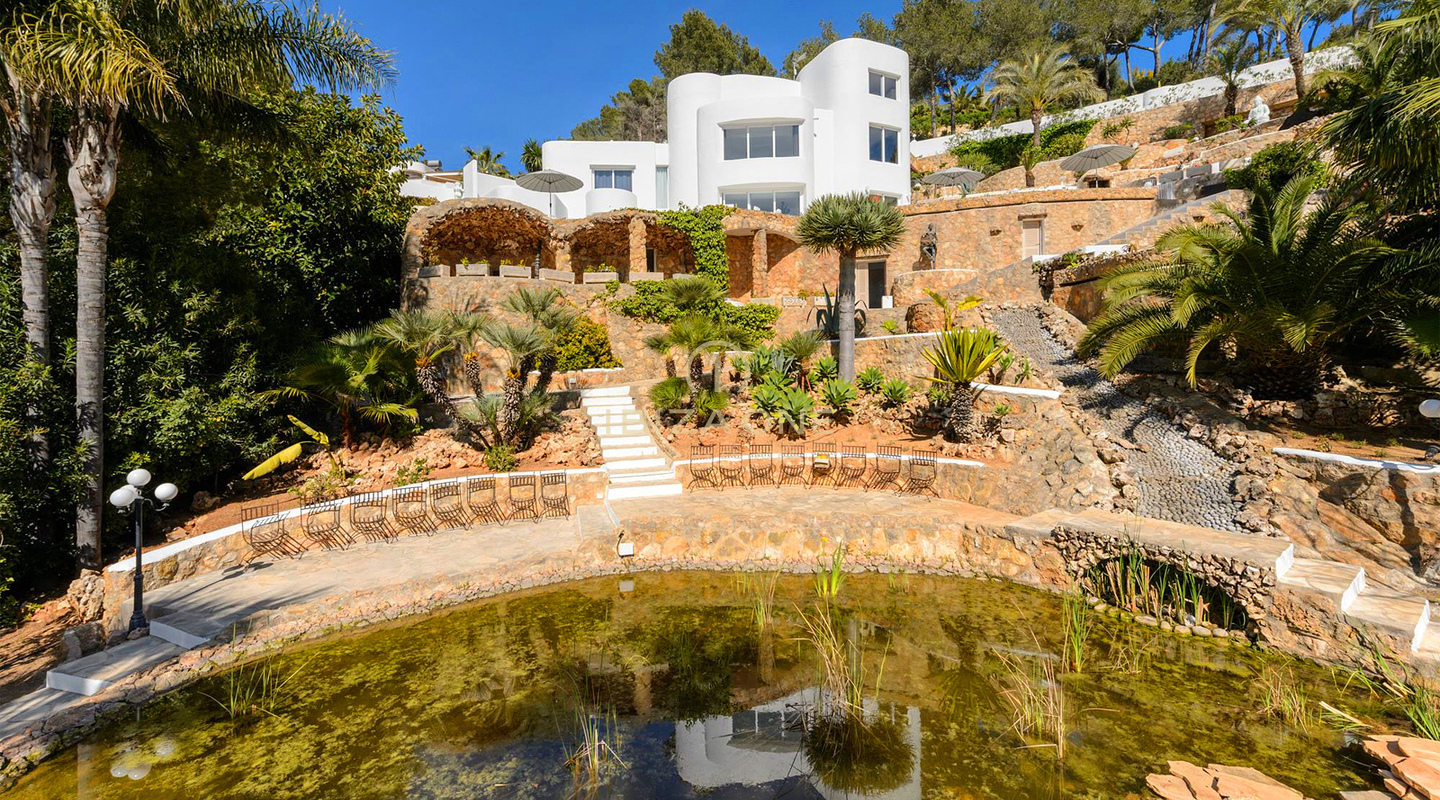 Spacieuse villa de luxe avec vue sur la mer et panorama sur Dalt Vila, à louer à long terme à Can Furnet, Ibiza - ce manoir de luxe est à vendre.