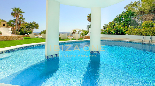 Spacieuse villa de luxe avec vue sur la mer et panorama sur Dalt Vila, à louer à long terme à Can Furnet, Ibiza - ce manoir de luxe est à vendre.