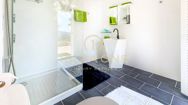 Spacieuse villa de luxe avec vue sur la mer et panorama sur Dalt Vila, à louer à long terme à Can Furnet, Ibiza - ce manoir de luxe est à vendre.