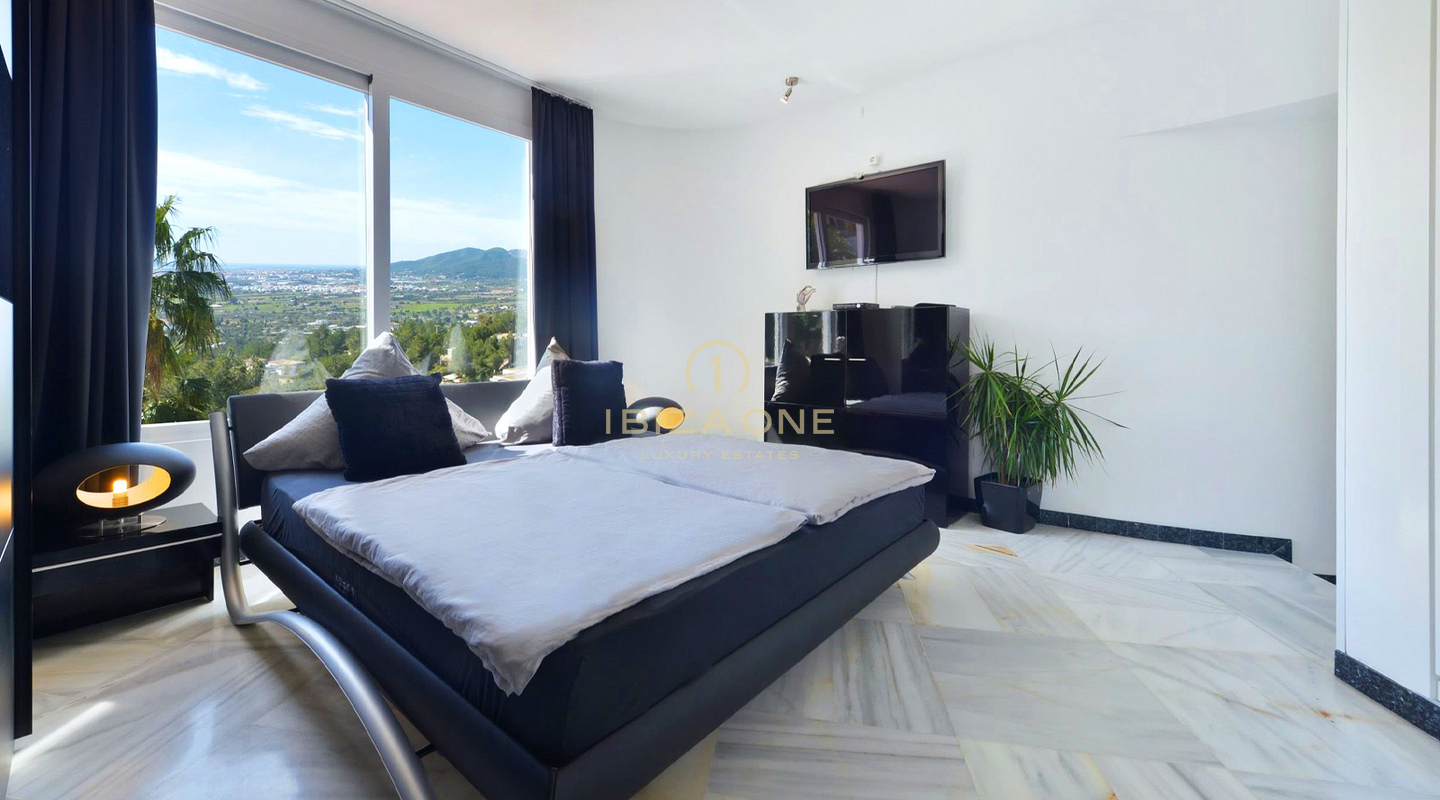 Spacieuse villa de luxe avec vue sur la mer et panorama sur Dalt Vila, à louer à long terme à Can Furnet, Ibiza - ce manoir de luxe est à vendre.