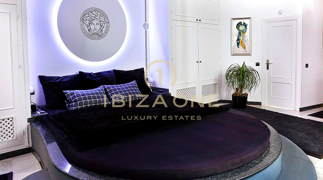 Spacieuse villa de luxe avec vue sur la mer et panorama sur Dalt Vila, à louer à long terme à Can Furnet, Ibiza - ce manoir de luxe est à vendre.