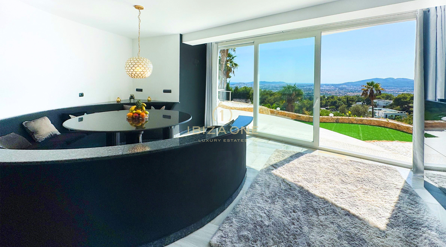 Spacieuse villa de luxe avec vue sur la mer et panorama sur Dalt Vila, à louer à long terme à Can Furnet, Ibiza - ce manoir de luxe est à vendre.
