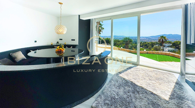 Geräumige Luxusvilla mit Meerblick und Dalt Vila-Panorama zur Langzeitmiete in Can Furnet, Ibiza – diese Luxusvilla steht zum Verkauf