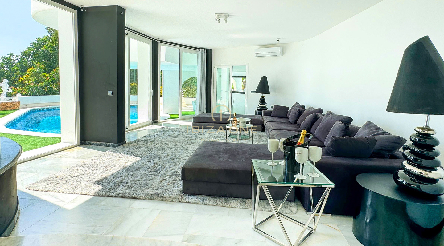 Spacieuse villa de luxe avec vue sur la mer et panorama sur Dalt Vila, à louer à long terme à Can Furnet, Ibiza - ce manoir de luxe est à vendre.