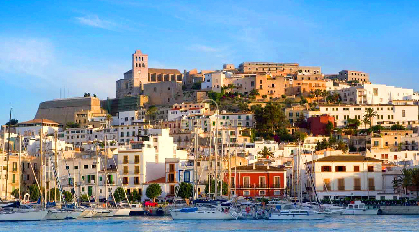 Spacieuse villa de luxe avec vue sur la mer et panorama sur Dalt Vila, à louer à long terme à Can Furnet, Ibiza - ce manoir de luxe est à vendre.