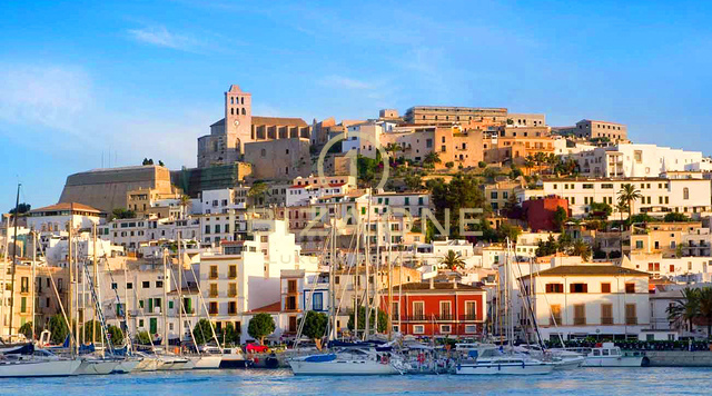 Spacieuse villa de luxe avec vue sur la mer et panorama sur Dalt Vila, à louer à long terme à Can Furnet, Ibiza - ce manoir de luxe est à vendre.