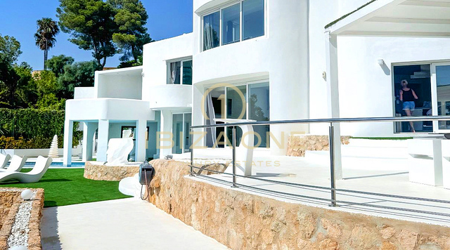 Spacieuse villa de luxe avec vue sur la mer et panorama sur Dalt Vila, à louer à long terme à Can Furnet, Ibiza - ce manoir de luxe est à vendre.