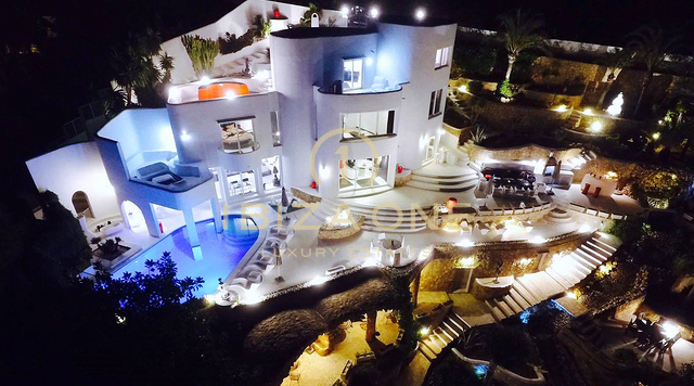Spacieuse villa de luxe avec vue sur la mer et panorama sur Dalt Vila, à louer à long terme à Can Furnet, Ibiza - ce manoir de luxe est à vendre.