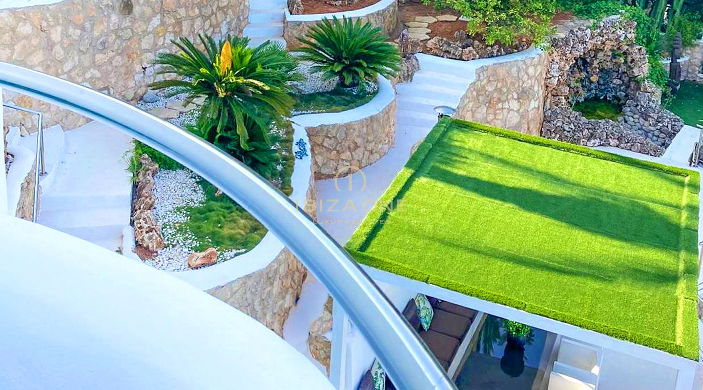 Spacieuse villa de luxe avec vue sur la mer et panorama sur Dalt Vila, à louer à long terme à Can Furnet, Ibiza - ce manoir de luxe est à vendre.
