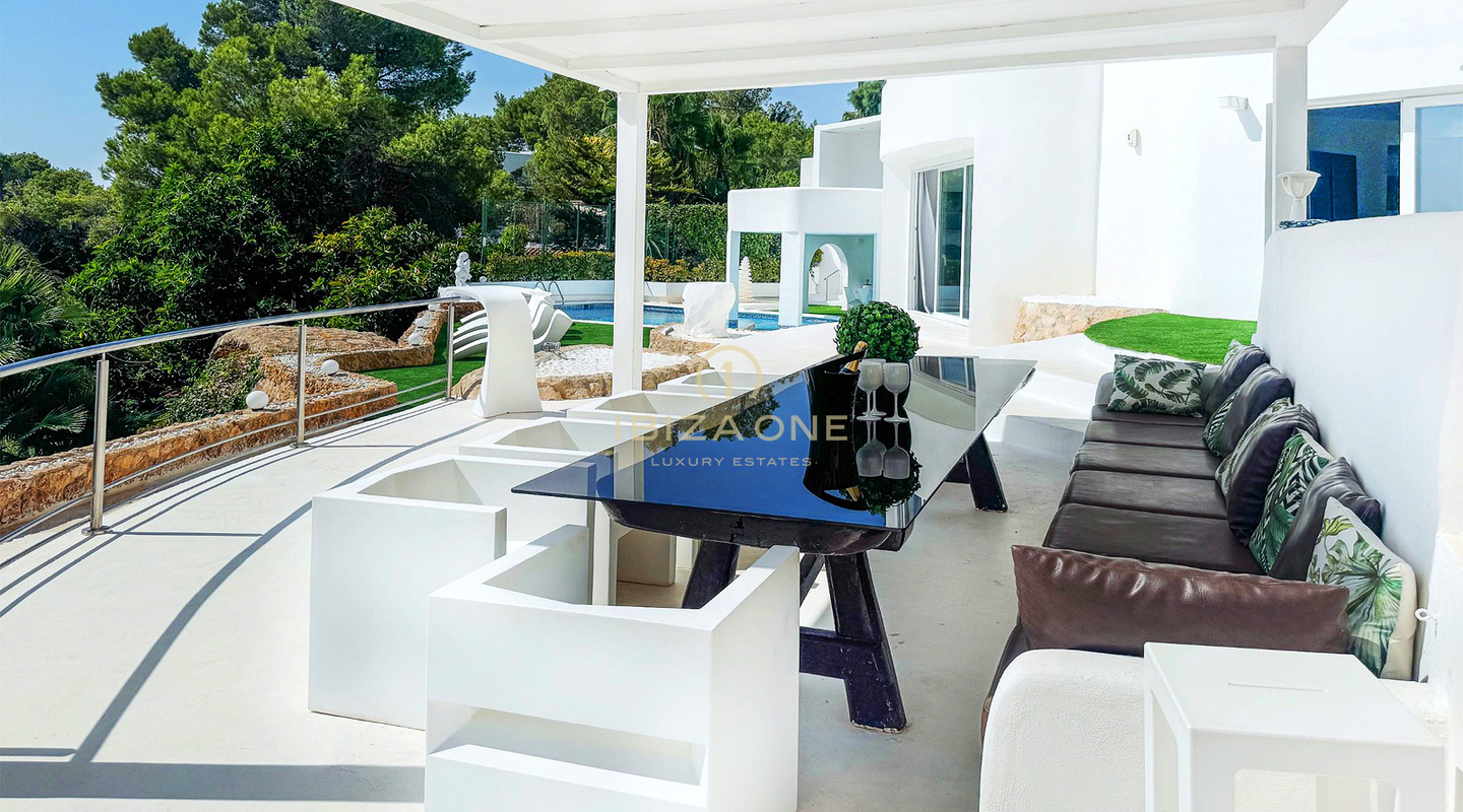 Spacieuse villa de luxe avec vue sur la mer et panorama sur Dalt Vila, à louer à long terme à Can Furnet, Ibiza - ce manoir de luxe est à vendre.