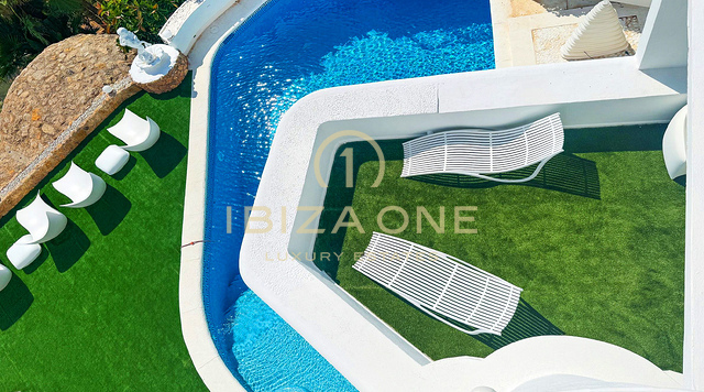 Spacieuse villa de luxe avec vue sur la mer et panorama sur Dalt Vila, à louer à long terme à Can Furnet, Ibiza - ce manoir de luxe est à vendre.