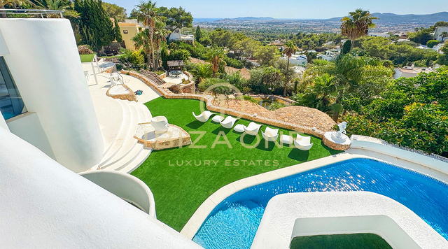 Spacieuse villa de luxe avec vue sur la mer et panorama sur Dalt Vila, à louer à long terme à Can Furnet, Ibiza - ce manoir de luxe est à vendre.