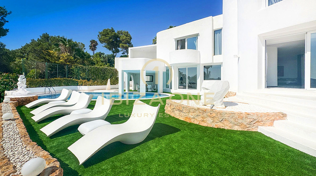 Spacieuse villa de luxe avec vue sur la mer et panorama sur Dalt Vila, à louer à long terme à Can Furnet, Ibiza - ce manoir de luxe est à vendre.