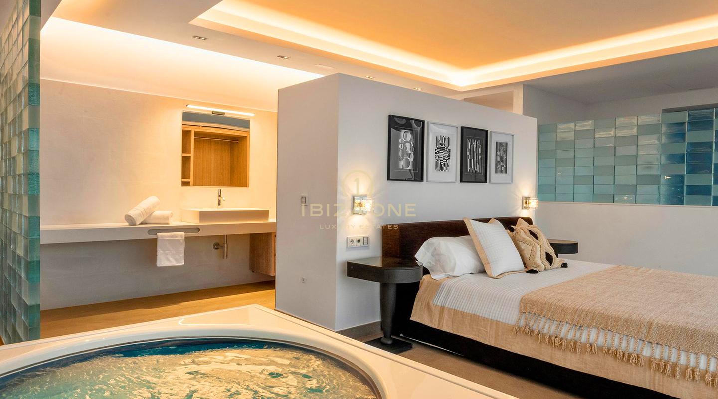 Luxe villa met spectaculair uitzicht op zee op Ibiza te koop, Ibiza
