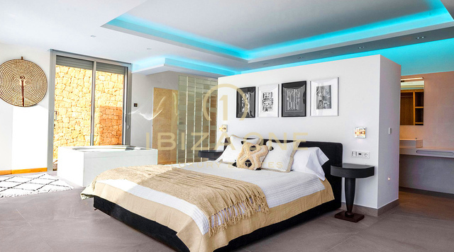 Luxe villa met spectaculair uitzicht op zee op Ibiza te koop, Ibiza