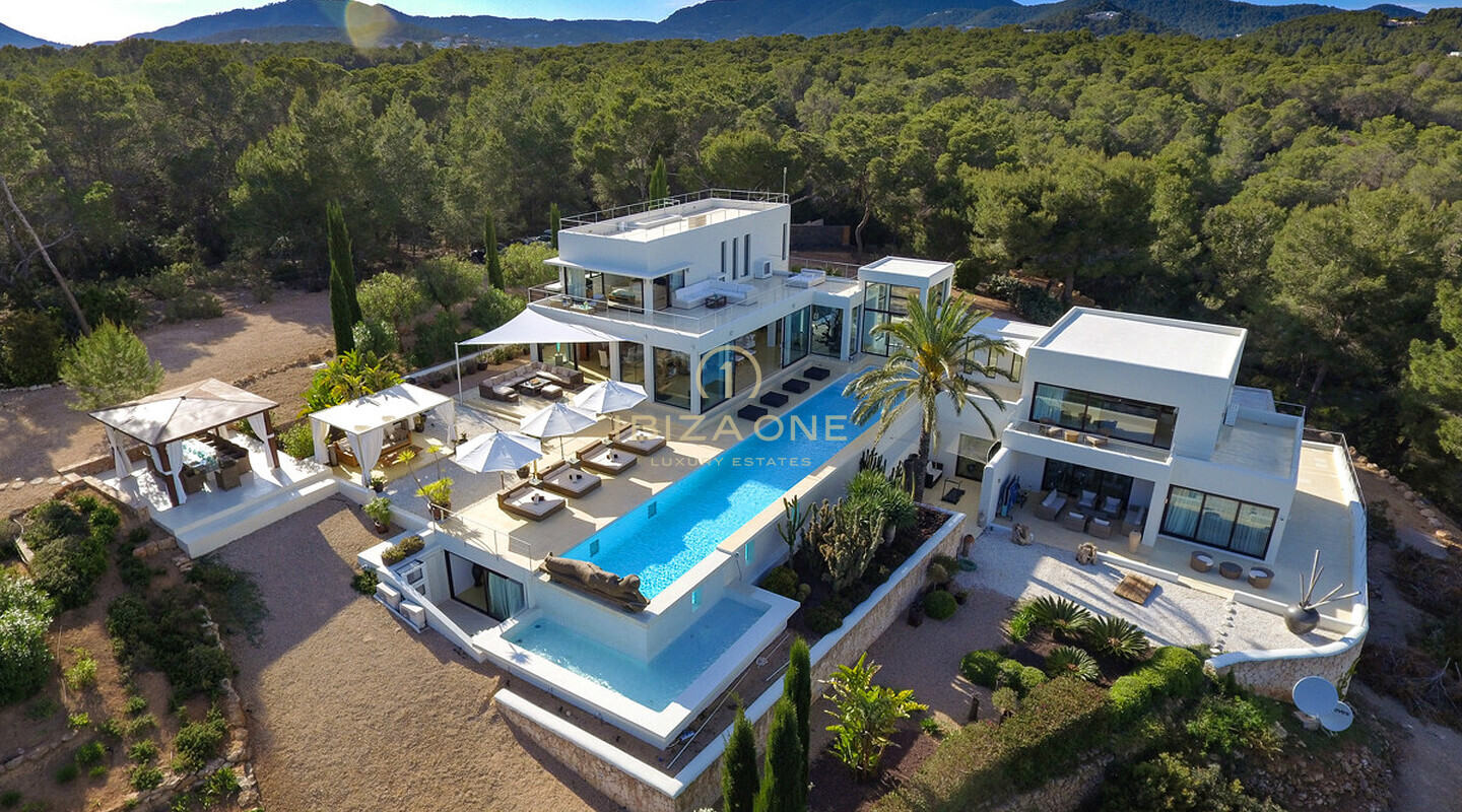 Moderne Luxus-Ferienvilla zu vermieten in der prestigeträchtigen Gegend Cala Jondal, Ibiza