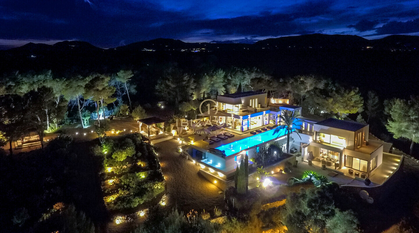 Moderna villa de lujo para vacaciones en alquiler en la prestigiosa zona de Cala Jondal, Ibiza