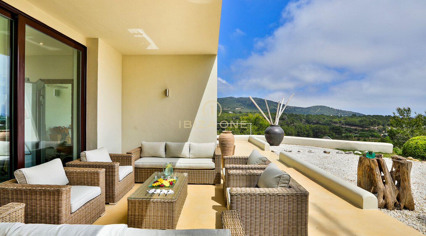 Moderne Luxus-Ferienvilla zu vermieten in der prestigeträchtigen Gegend Cala Jondal, Ibiza
