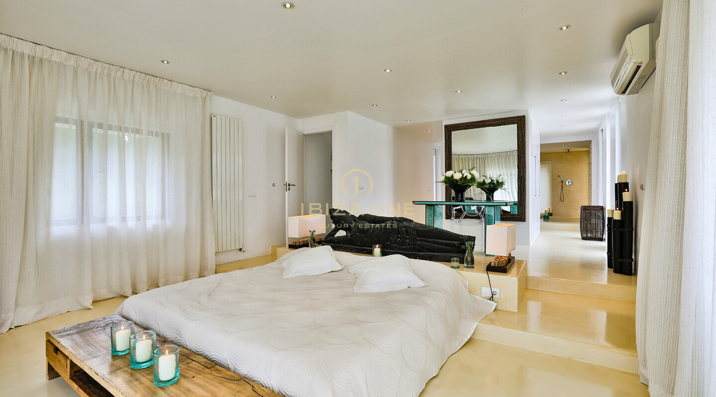 Moderne Luxus-Ferienvilla zu vermieten in der prestigeträchtigen Gegend Cala Jondal, Ibiza