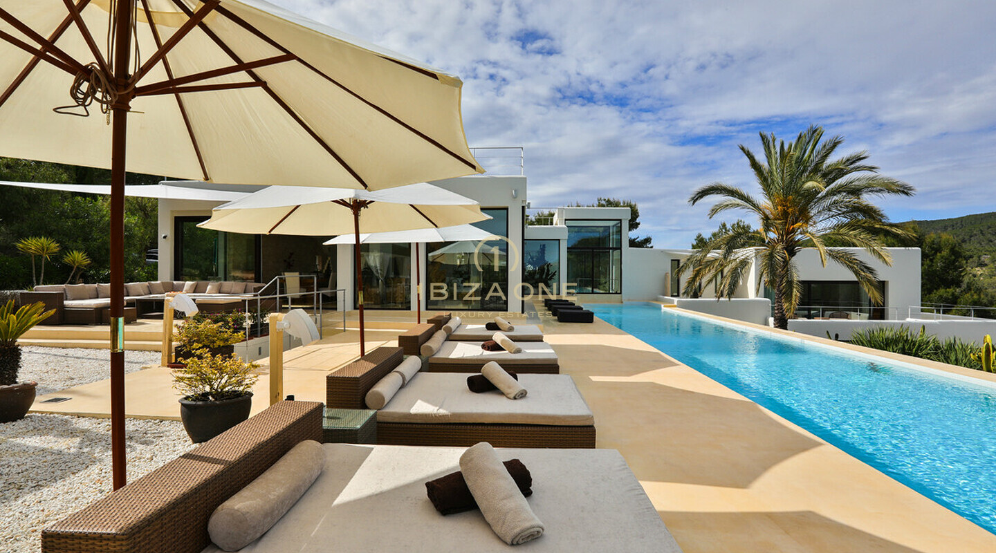 Moderna villa de lujo para vacaciones en alquiler en la prestigiosa zona de Cala Jondal, Ibiza