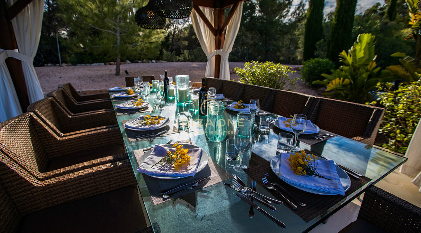 Moderne Luxus-Ferienvilla zu vermieten in der prestigeträchtigen Gegend Cala Jondal, Ibiza