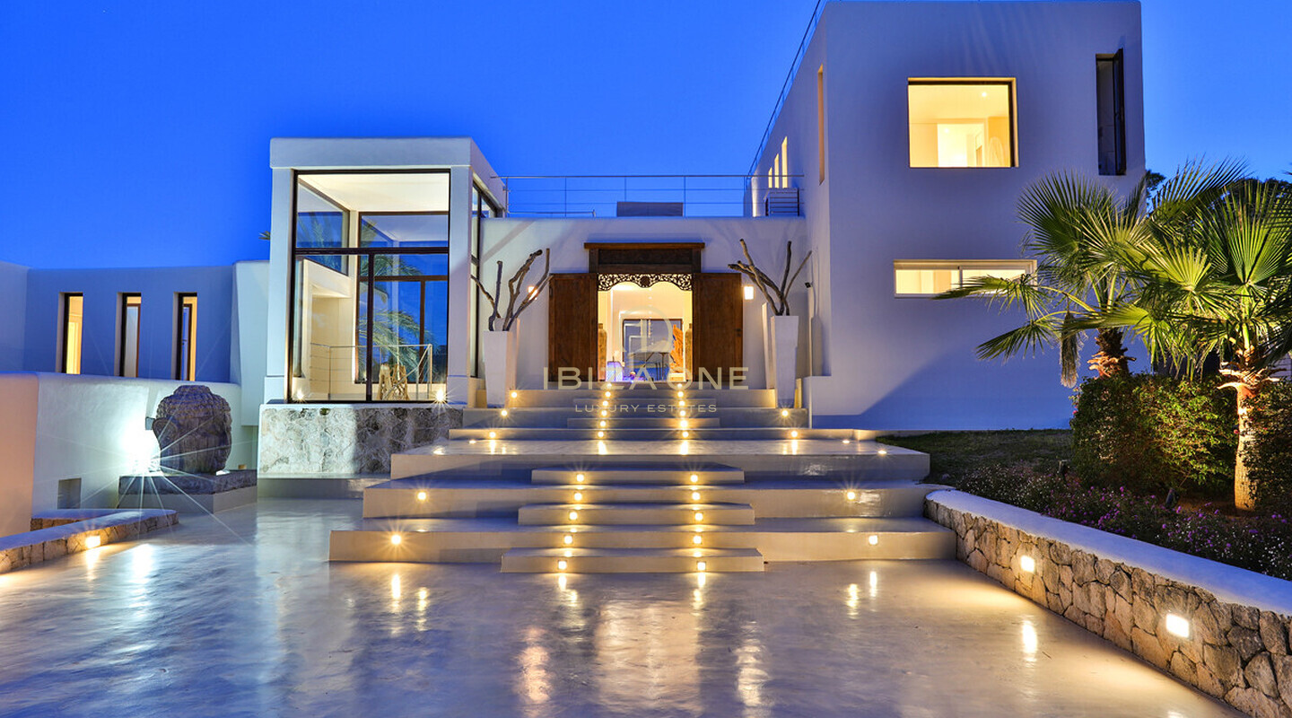 Moderne Luxus-Ferienvilla zu vermieten in der prestigeträchtigen Gegend Cala Jondal, Ibiza