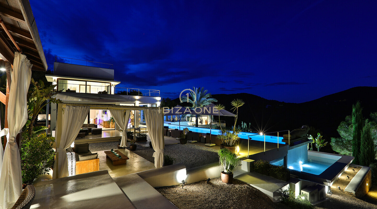 Villa de vacances de luxe moderne à louer dans le prestigieux quartier de Cala Jondal, Ibiza