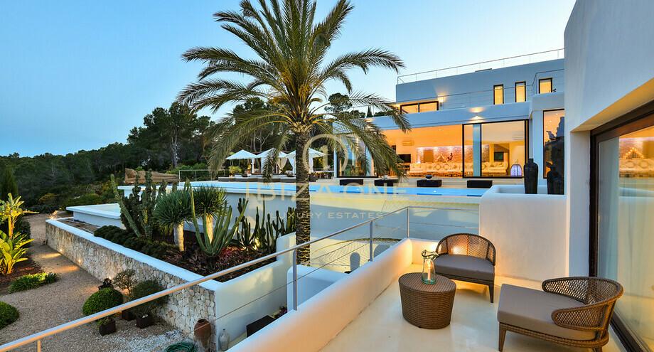 Moderne Luxus Ferien Villa Zum Mieten Auf Ibiza Cala Jondal Ibiza One Luxus Immobilien Agentur Villa Villen Haus Finca Wohnung Loft Kaufen Mieten Verkaufen