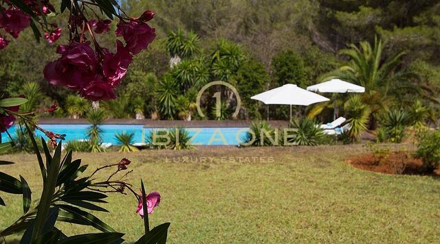 Elegante villa con pista de tenis privada, cerca de la playa en venta, Ibiza - Elegante villa con pista de tenis privada, cerca de la playa en alquiler, Ibiza
