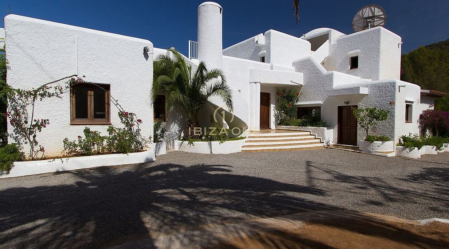 Elegante villa con pista de tenis privada, cerca de la playa en venta, Ibiza - Elegante villa con pista de tenis privada, cerca de la playa en alquiler, Ibiza