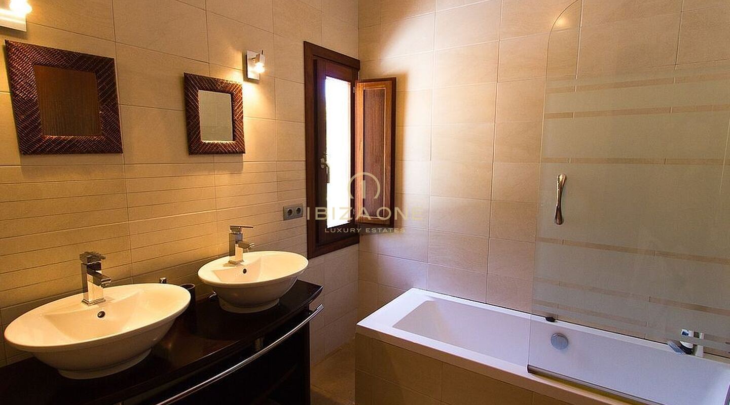 Elegante villa con campo da tennis privato, vicino alla spiaggia in vendita, Ibiza - Elegante villa con campo da tennis privato, vicino alla spiaggia in affitto, Ibiza